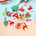 Weihnachten Pluesch Schluesselanhaenger Brosche Set mit suessen Santa Baum Schneemann Motiven. - Zufällige Stile