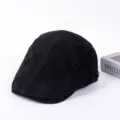 Nahaufnahme des klassischen schwarzen Baumwoll-Schiebermützen Details und Nähte. - Verstellbar / Schwarz