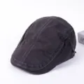 Vista detallada de la gorra plana de algodón gris oscuro para hombre con costuras finas. - Ajustable / Gris oscuro