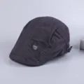 Herren Baumwolle Schiebermütze lässige Newsboy Baskenmütze mit stilvollem Metallabzeichen. - Verstellbar / Dunkelgrau
