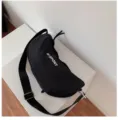 Borsa a tracolla a mezzaluna in nylon impermeabile da donna borsa sportiva casual dettaglio. - Nero