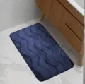 Vista dettagliata del tappetino da bagno assorbente blu scuro con motivo a onde - Onda Blu Marino