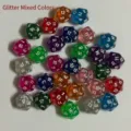 Detailansicht bunter 20-seitiger D20-Würfel mit schimmerndem Glitzer-Finish - 20-seitig Glitzer Gemischte Farben
