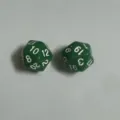Paar massiv dunkelgrüne 20-seitige d20-Würfel mit klaren weißen Zahlengravuren für TTRPG - Festes Grün