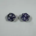 Set mit zwei lila 20-seitigen D20-Würfeln mit weißen Zahlen und Perlenmarmor-Textur - Perlviolett