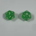 Ein Paar transluzente grüne 20-seitige D20 Würfel mit Glitzer für Tabletop-Spiele - Glitzer Transparentes Hellgrün