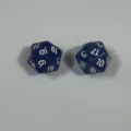 Blaue Glitzer-Polyeder-D20-Würfel für Tabletop-RPG-Spiele mit weißen Nummernmarkierungen - Glitzer Transparentes Blau