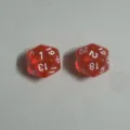 Zwei rote, lichtdurchlässige 20-seitige Würfel mit weißen Zahlen für Tabletop-Spiele - Transparentes Orange