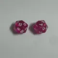 Zwei lichtdurchlässige lila 20-seitige d20-Spielwürfel mit funkelndem Glitzer - Transparentes Rosérot