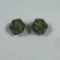 Grüne 20-seitige D20 Würfel mit Perleffekt und Goldzahlen - Perlmutt Grasgrün