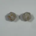 Paar graue 20-seitige Tabletop-Spielwürfel mit eleganten goldfarbenen Zahlen und Perlenmuster - Perlweiß