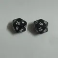 Ein Paar solide schwarze 20-seitige Würfel mit weißen Zahlen für Tabletop-RPGs - Solid Schwarz
