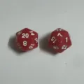 Ein Paar rote polyedrische 20-seitige D20-Würfel mit weißen Zahlen für Tabletop-RPGs - Dunkelrot