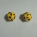 Ein Paar gelbe, einfarbige 20-seitige Würfel für Tabletop-RPG-Brettspiele. - Massives Gelb