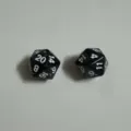 Set aus zwei schwarzen 20-seitigen D20-Würfeln mit weißen Zahlen für Tabletop-RPG-Spiele - Perlmutt Schwarz (Weiße Tinte)