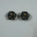 Ein Paar schwarze 20-seitige D20-Würfel mit goldenen Zahlen für Spiele - Perlmutt Schwarz (Goldene Tinte)