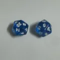 Zwei lichtdurchlässige blaue 20-seitige d20-Würfel mit Glitzer für RPG-Tischspiele - Transparent Himmelblau