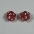 Set mit zwei roten durchscheinenden D20-Würfeln mit Glitzereffekt und weißen Zahlen für RPG-Spiele - Glitzer Transparent Rot