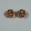 Set aus zwei orangefarbenen Glitzer-20-seitigen d20-Würfeln für Tabletop-RPG-Brettspiele - Glitzer Transparent Gelb