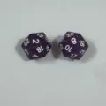 Set mit zwei lila glitzernden D20-Polyederwürfeln für Tabletop- und Brettspiele - Glitzer Transparent Lila