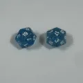 Zwei transparente blaue Glitzer-D20-Würfel für Tabletop-Rollenspiele mit weißen Zahlen - Glitzer Transparentes Himmelblau