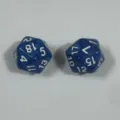 Zwei blaue 20-seitige D20-Würfel mit Perlenstruktur für Tabletop-RPG-Brettspiele - Perlblau