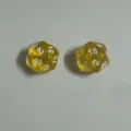 Ein Paar hochwertige transparente gelbe 20-seitige d20-Würfel für Tabletop-RPGs - Transparentes Gelb