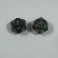 Dunkelgrüne D20-Würfel mit Perlenstruktur und goldenen Zahlen für Tabletop-Rollenspiele - Perlmutt Dunkelgrün