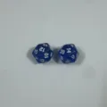 Zwei solide blaue 20-seitige polyedrische Würfel mit weißen Zahlen für Rollenspiele - Transparentes Blau