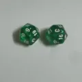 Zwei transparente grüne 20-seitige Würfel mit weißen Zahlen für Tabletop-RPG-Spiele - Transparentes Grün
