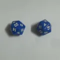 Paar solide blaue 20-seitige D20-Polyederwürfel mit weißen Zahlen für RPG-Spiele - Solid Blau