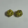 Zwei perlmuttschimmernde gelb-grüne 20-seitige D20-Würfel mit schwarzen Zahlen für Tabletop-RPGs - Perlgelb