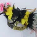 Venezianische Maske Halloween Karneval Maskerade schwarz gold mit Federn künstliche Blumen. - Gold