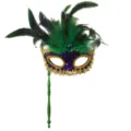 Maskenball Feder Maske mit violetten Pailletten, grünem Stein und Haltestab für Party. - Pailletten Handmaske - Grüne Feder Lila