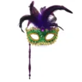 Elegante Maskenballmaske mit lila Federn, grünen Pailletten und Goldrand für Partys. - Pailletten Handmaske - Lila Feder Grün