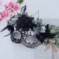 Halloween Maskerade Halbgesicht Maske mit schwarz silbernen Federn Spitze Party Deko. - Silber