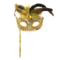 Goldene Pailletten Maske mit Federn und Stab für Maskerade Ball und Kostüm Partys ideal. - Pailletten Handmaske - Goldene Feder Gold
