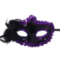 Venezianische Maskerade Halbgesicht Maske mit lila Pailletten und schwarzer Feder für Party. - Pailletten Seitliche Blume Maske (Schwarz Violett)