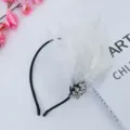 Elegante diadema de plumas blancas y estrás para fiestas y festivales accesorio de moda. - Blanco