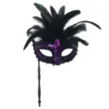 Maschera di carnevale viola con piume nere paillettes e bastoncino per festa e costume. - Maschera a Mano con Paillettes - Piuma Nera Viola