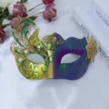 Mardi Gras masquerade half gezicht masker, plastic geschilderd feestmasker met glitter veren. - Carnaval Hoorn IJzeren Masker - Goud Paars