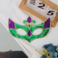 Groene en paarse pailletten masker voor Mardi Gras feest, feestelijke verkleedpartij rekwisiet. - Driekleurige pijl nieuwe stijl