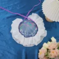 Élégante collerette de cou en dentelle blanche avec coquillage iridescent et rubans violets. - Style Ruban Violet