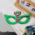 Groene en paarse pailletten feestmasker met kroon design, perfect voor Mardi Gras viering. - Driekleurige pijlkroon