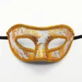 Witte en gouden masker met kanten rand voor Halloween feesten en verkleedpartijen. - Wit