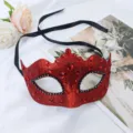 Rote Glitzer Maskerade Maske mit Strass und schwarzem Band für Damen Party Kostüm. - Strass Wellenmaske / Rot