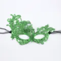 Groene kanten masker met zwarte linten, perfect voor feestjes en theateroptredens. - Feniks-ontwerp / Groen