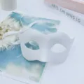 Weiß Glitzer Maskerade Maske für Kostümpartys, elegante halbe Gesichtsmaske mit Band. - Weiß