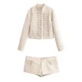 Ensemble veste militaire et short en similicuir crème, tenue élégante vue détaillée. - XS / Haut et Pantalon / Beige