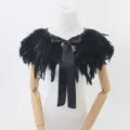 Zwarte veren schouderdoek met satijnen lint, gothisch kostuumaccessoire voor feesten. - Zwart